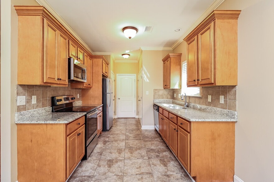Building Photo - 2045 Highview Way