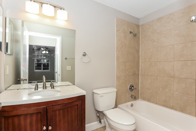 Building Photo - 1608 Twin Oak Dr W