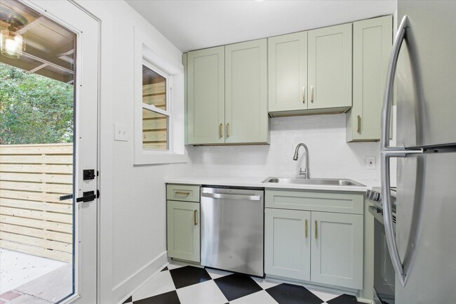 Building Photo - 421 E Jennings St