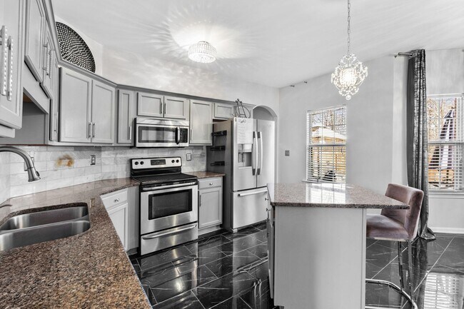 Building Photo - 7911 Pinefrost Ln