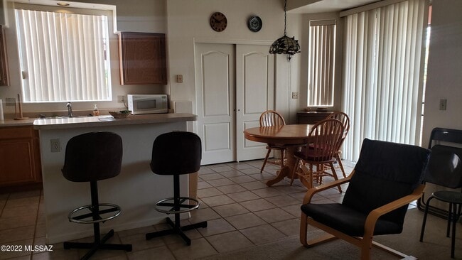 Building Photo - 6525 N Shadow Bluff Dr