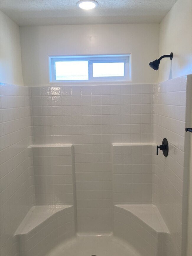 Building Photo - Move-In Discount - 3 Bed - 2.5 Bath, Newer...