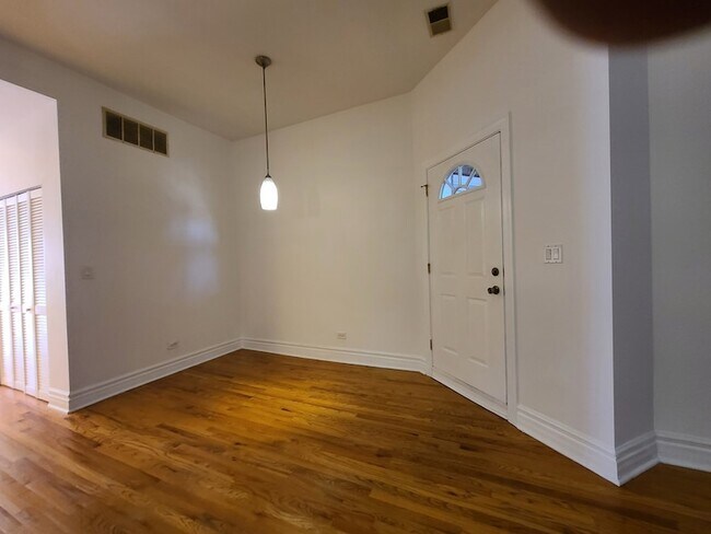 Building Photo - 4856 S Prairie Ave