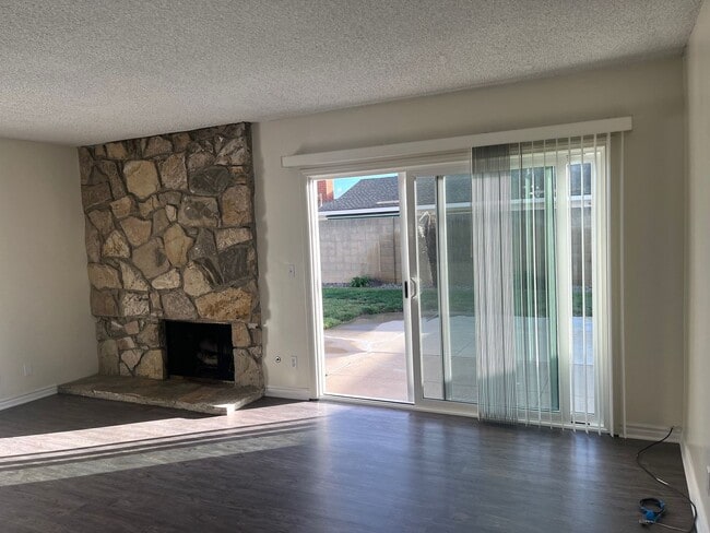 Building Photo - Beautiful 4 Bedroom Home in Huntington Beach