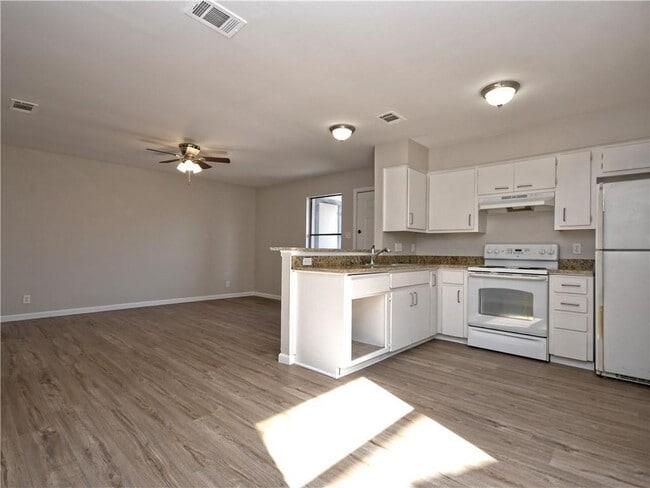 Building Photo - 5502 Rose Hill Cir