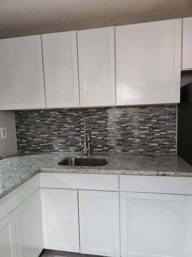 Building Photo - 2606 Garden Dr S