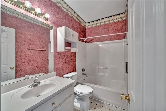 Building Photo - Country Club Living