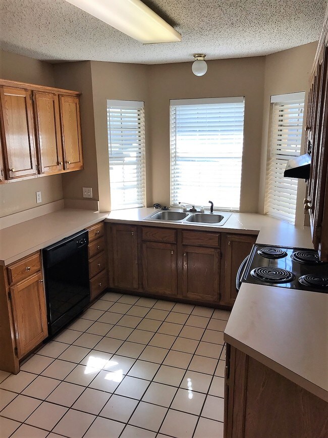 Kitchen - 3415 Miller Pl