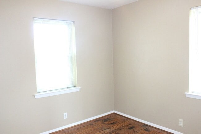 Building Photo - MESQUITE 3 bedroom home with hardwood floors!