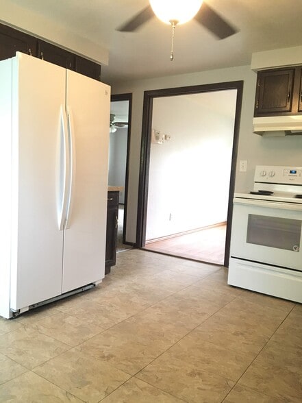 Building Photo - 803 W Van Buren St