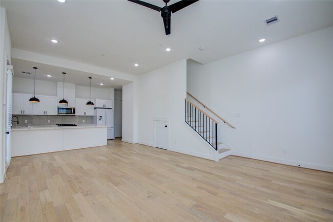 Building Photo - 3206 Live Oak St