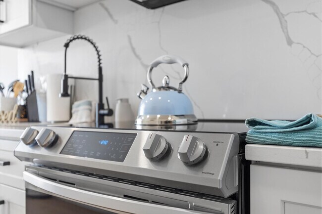 Building Photo - 1726 H St NE