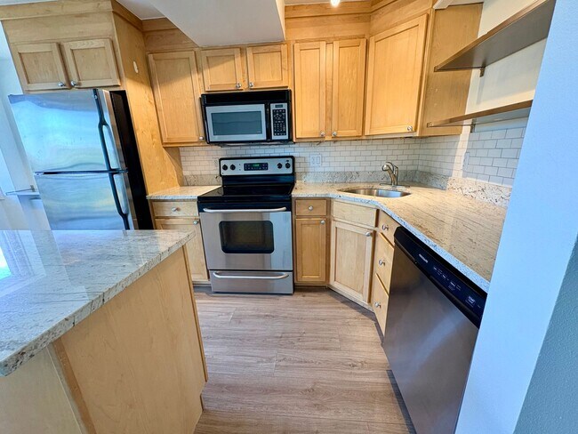 Building Photo - Marvelous Queen Anne Condo!