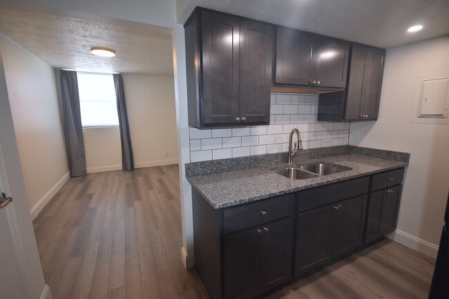 Building Photo - Waveland Place Apartments