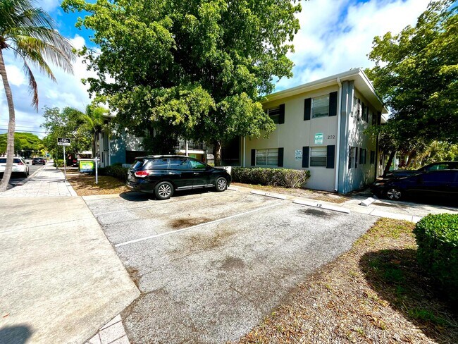 Building Photo - 202 Lucerne Ave
