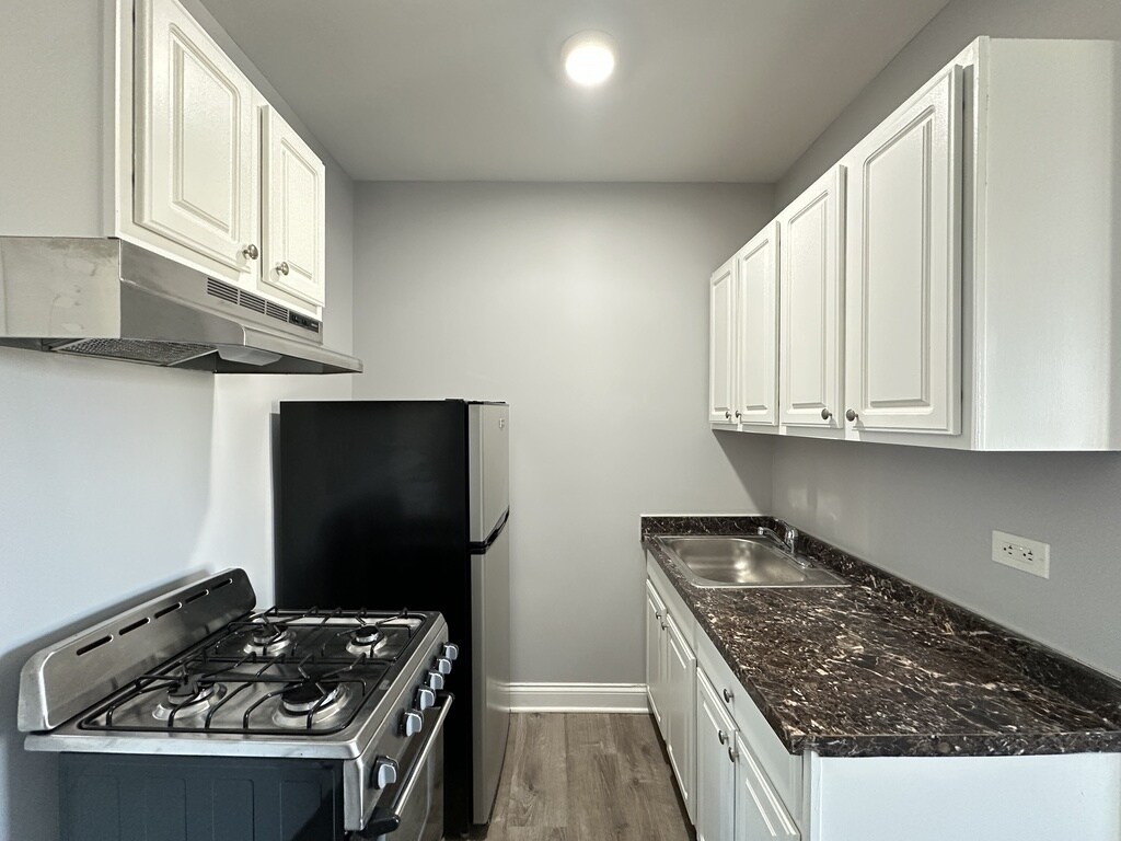 Building Photo - 4027 N Kenmore Ave