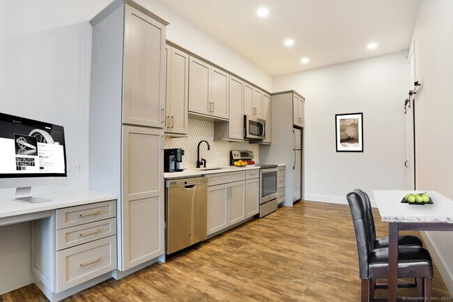 Building Photo - 44 Greenwich Ave