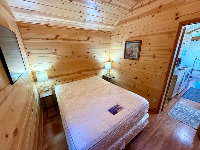 Building Photo - Short or long-term Furnished Cabin with A MOVE IN SPECIAL!