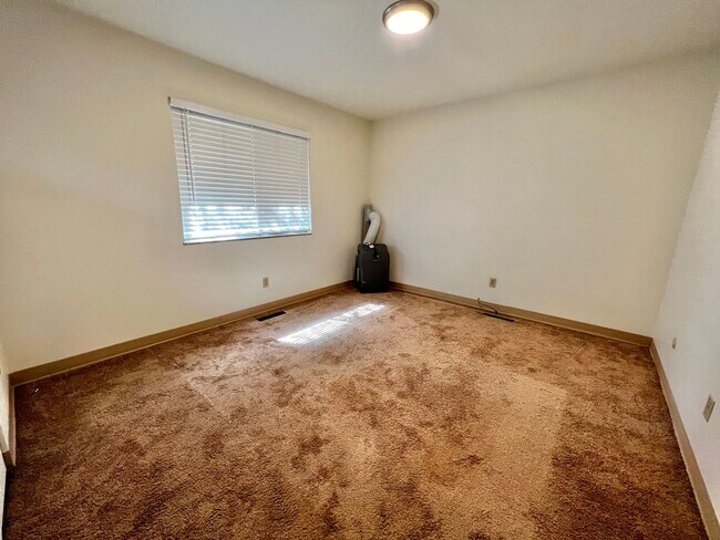 Building Photo - 3 bed, 1 bath Duplex in West Fort Collins