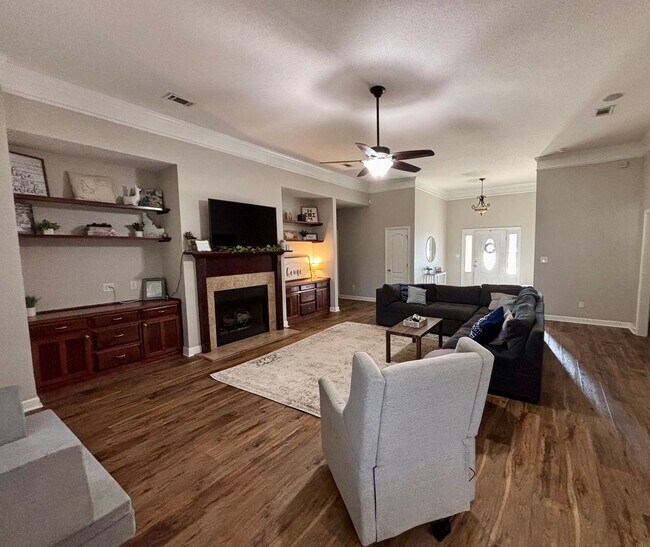 Building Photo - Spacious 4BR Home with Fireplace, Screened Porch & Privacy-Fenced Yard