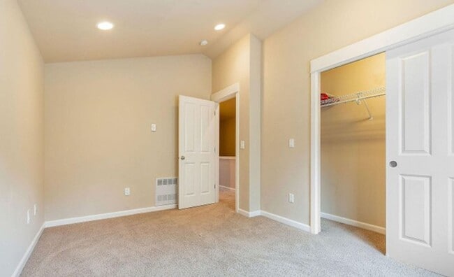 Building Photo - Energy-efficient townhome in the desirable community of Crown Hill is ready to be loved!