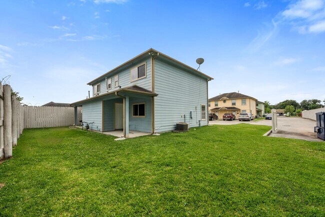 Building Photo - Duplex For Lease
