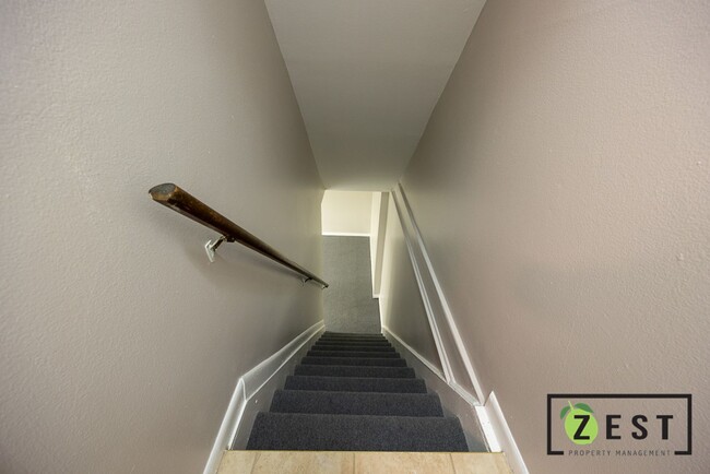 Building Photo - 415 N Fox Hills Dr