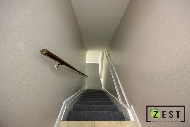Building Photo - Beautiful 2 Bed 1.5 Bath Townhome available August 15th!