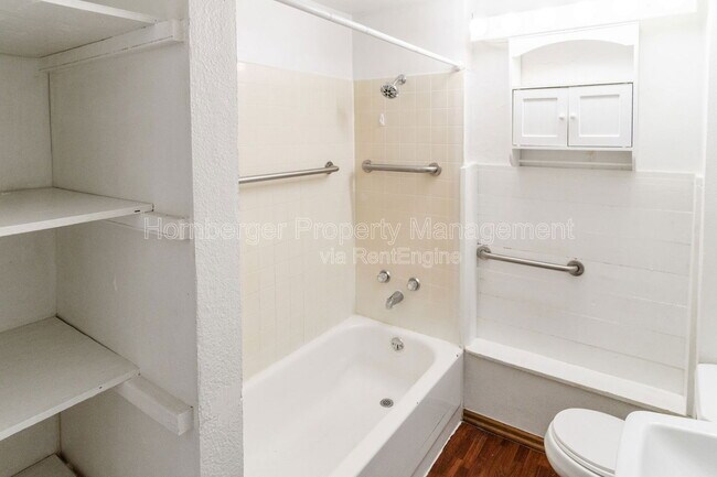 Building Photo - 2911 E Rowan Ave