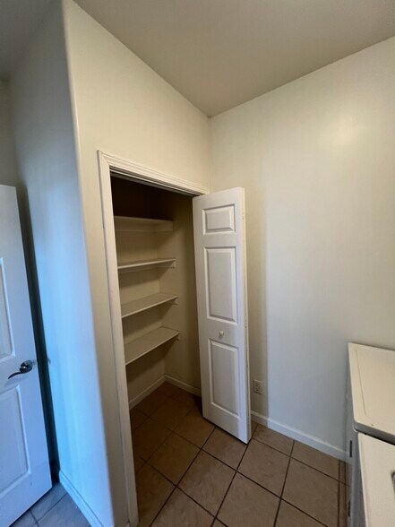Building Photo - 1032 Villa Ct