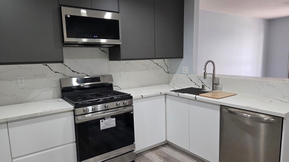 Kitchen - 21620 Burbank Blvd