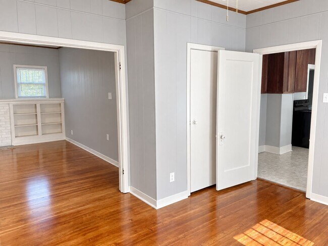 Building Photo - 349 Jeanette St