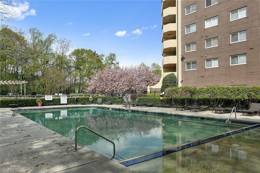 outside1 - 1501 Clairmont Rd