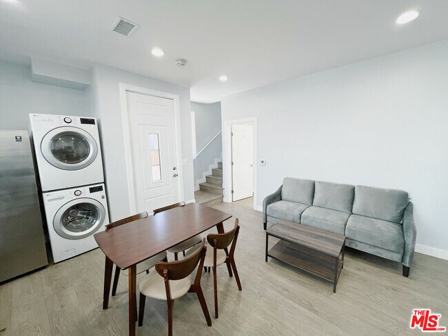 Building Photo - 2641 S Budlong Ave