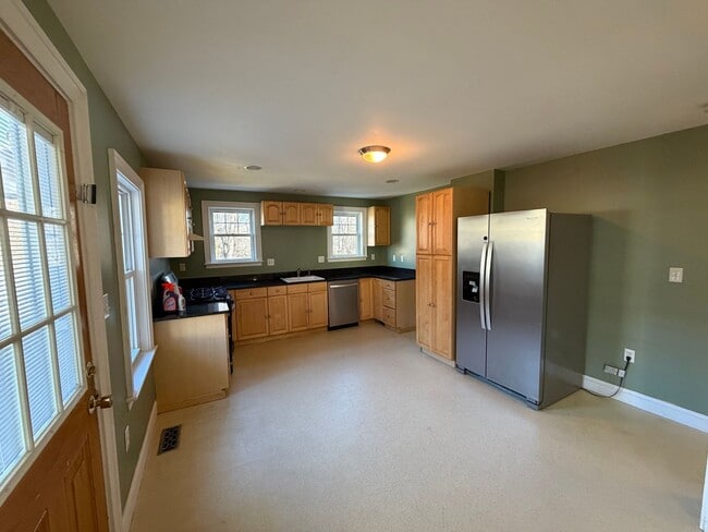 Building Photo - Move-In Ready Townhouse in North Billerica – Unbeatable Transit Access!