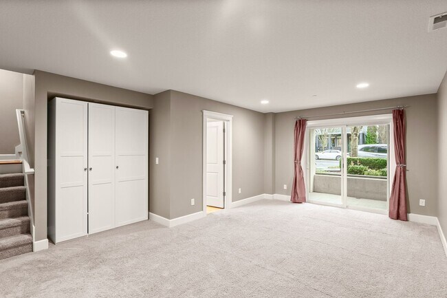 Building Photo - Luxury 3-bedroom, 3.5 Bath Row Home for Rent in Villebois Village Center