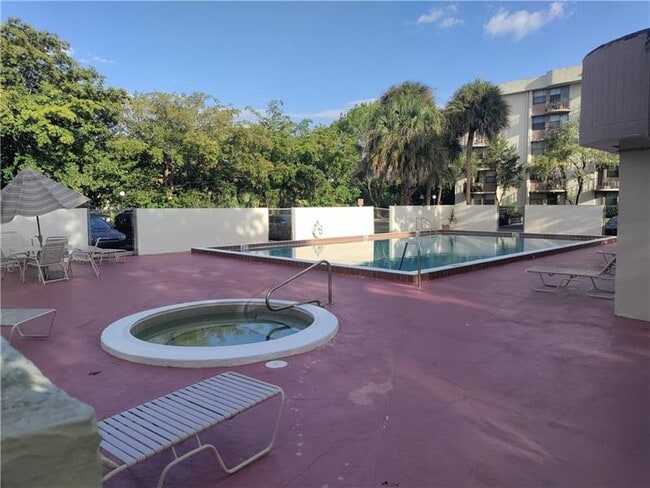 Building Photo - 2771 Riverside Dr