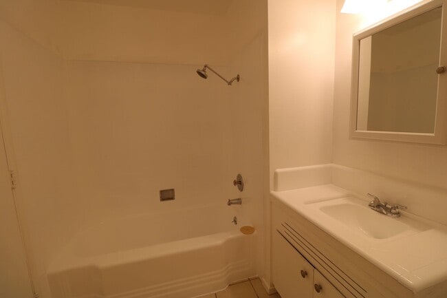 Building Photo - 3 BEDROOM, 2 BATH:  Home for Lease in Nort...