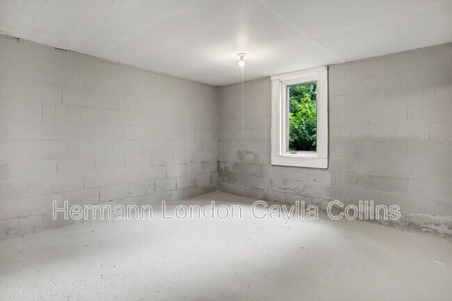 Building Photo - 10117 Count Dr