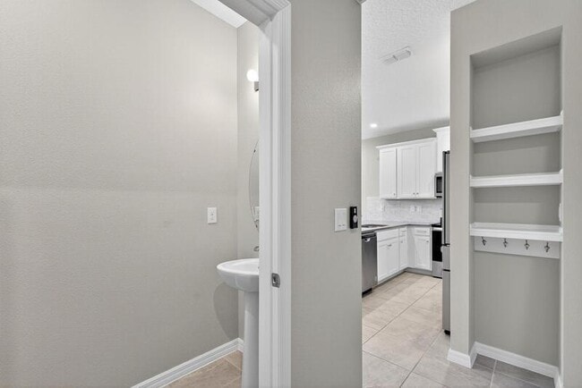 Building Photo - 9415 Randal Park Blvd