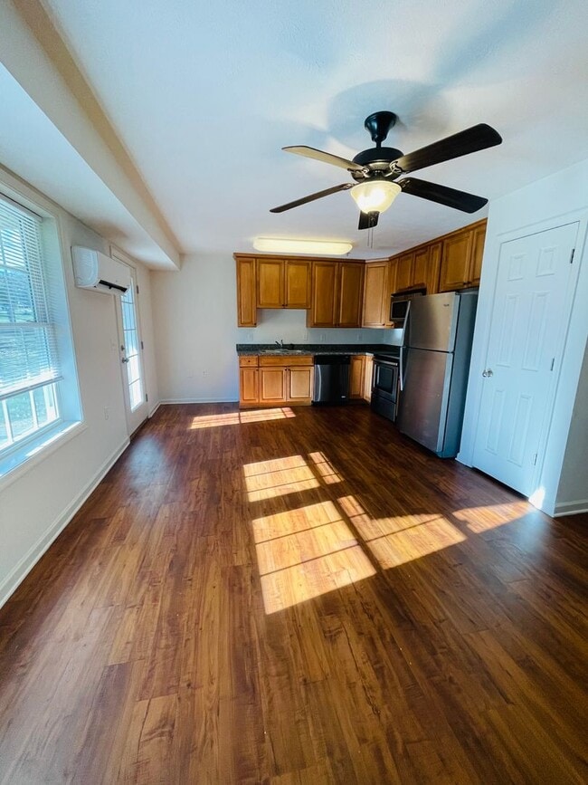 Building Photo - Top Floor One Bedroom Garden Apartment