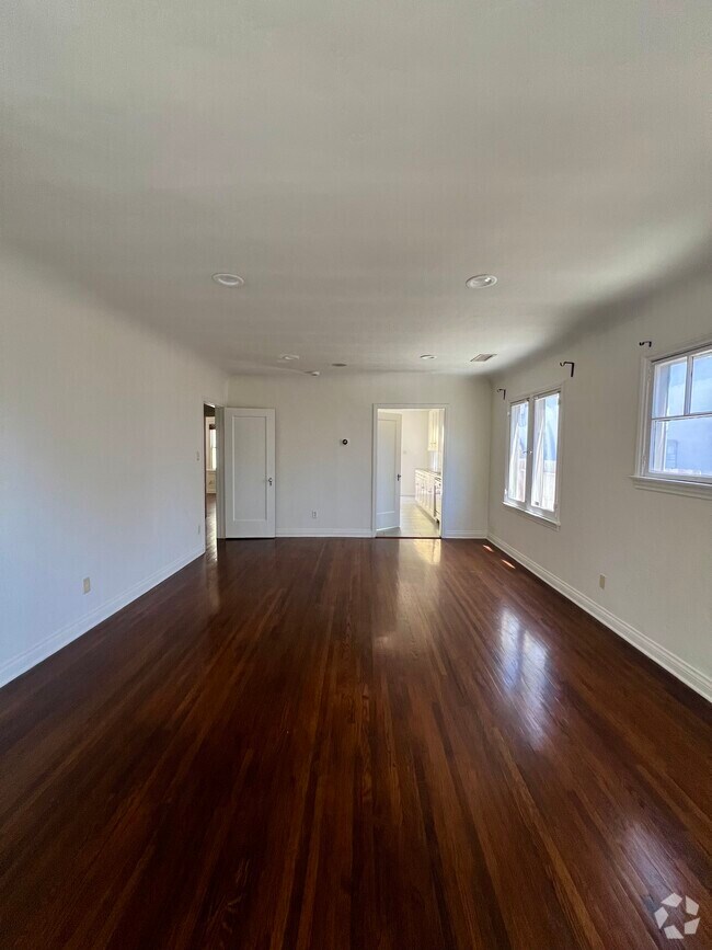 Building Photo - 1152 N Sycamore Ave
