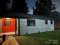 Building Photo - 2052 Syracuse Dr