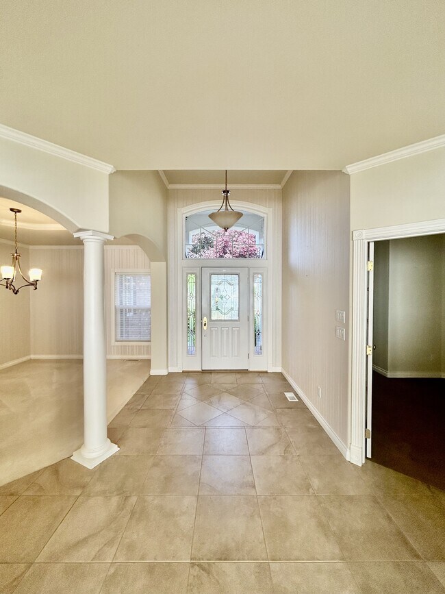 Building Photo - 560 E Maberry Dr