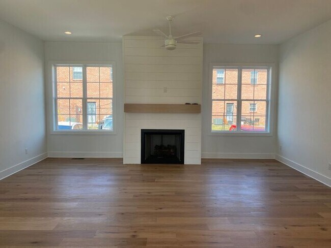 Building Photo - Luxury 4 Bed 3 Bath - 4 Minutes from Downt...