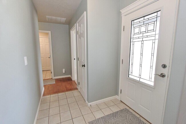 Building Photo - Clean Single-Level Home in Quiet Neighborhood