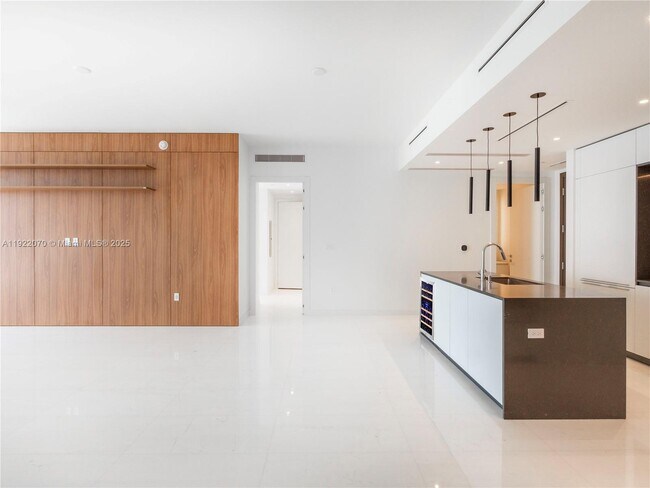 Building Photo - 300 Biscayne Blvd Way