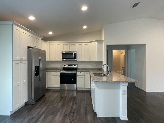 Building Photo - 15 Larch Cse