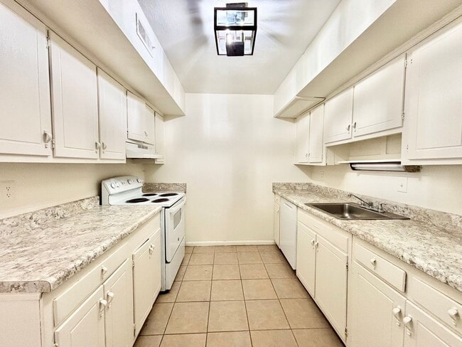 Building Photo - Cozy Townhome in Virginia Beach