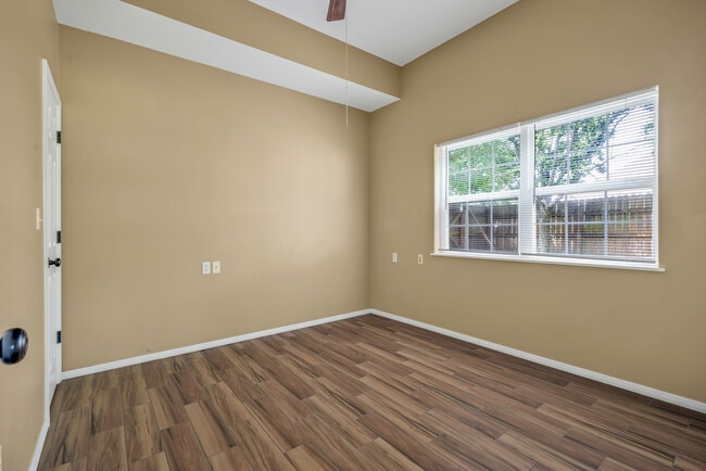 Building Photo - 1427 Logan Dr